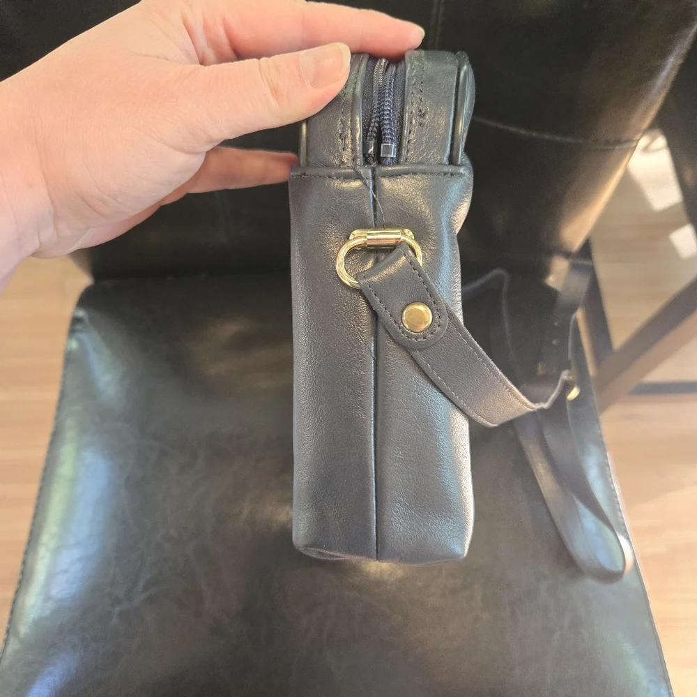 Etienne Aigner Navy Leather Bag with Gold Details - Picture 6 of 9